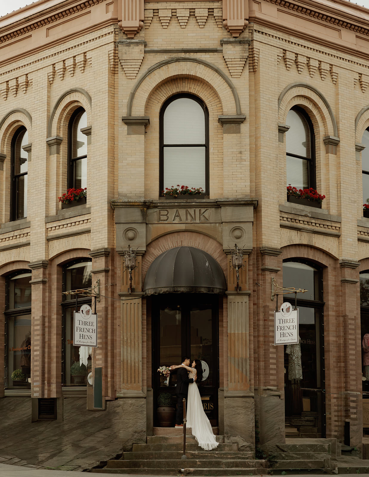 bride and groom amongst the redwood trees